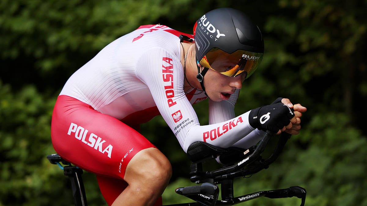 Filip Maciejuk competes in the 2022 European Championships