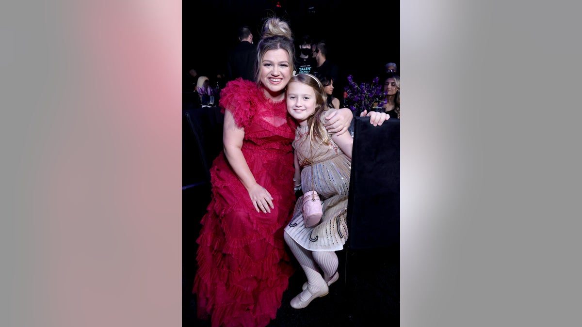 Kelly Clarkson with her daughter River at the 2022 People's Choice Awards