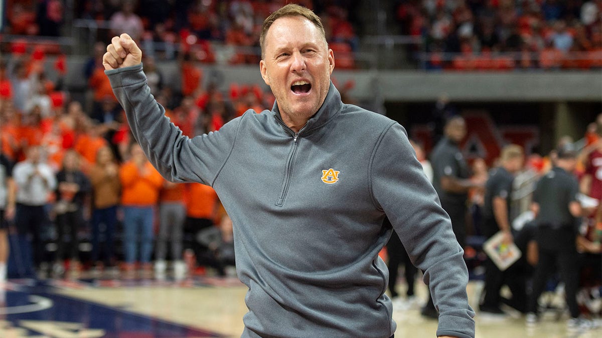 Hugh Freeze at an Auburn basketball game