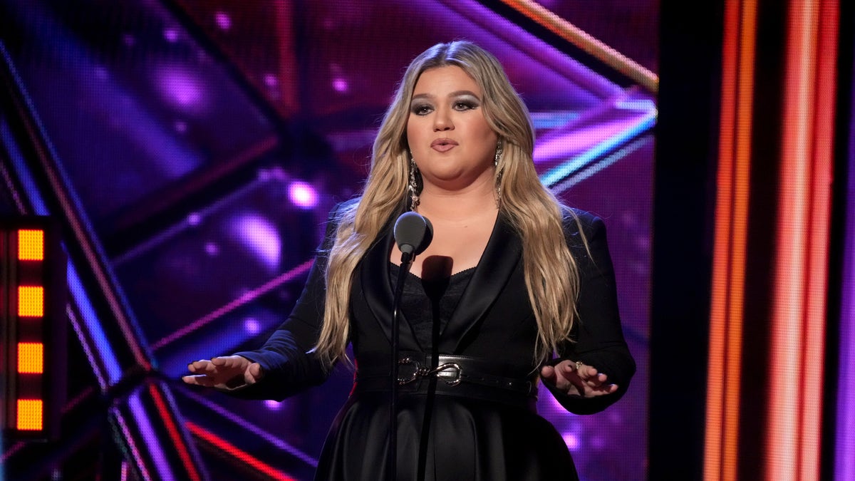 Kelly Clarkson on stage at the 2023 iHeartRadio Music Awards