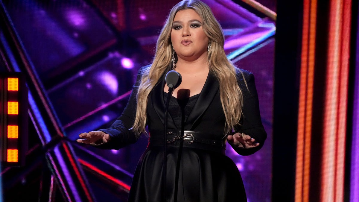 Kelly Clarkson on stage at the 2023 iHeartRadio Music Awards