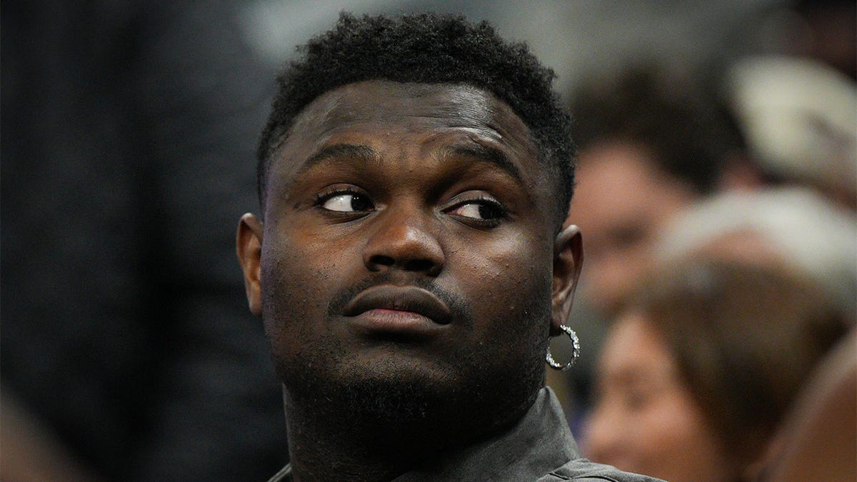Zion Williamson watches his team from the bench