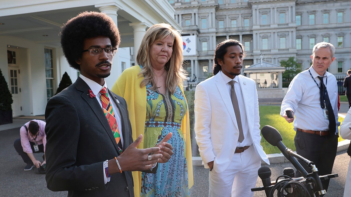 Tennessee Three outside White House