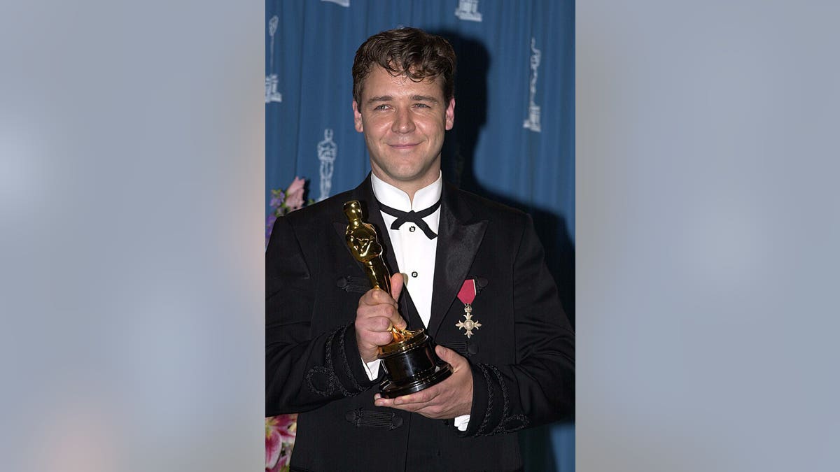 Russell Crowe holds his Oscar backstage in 2001