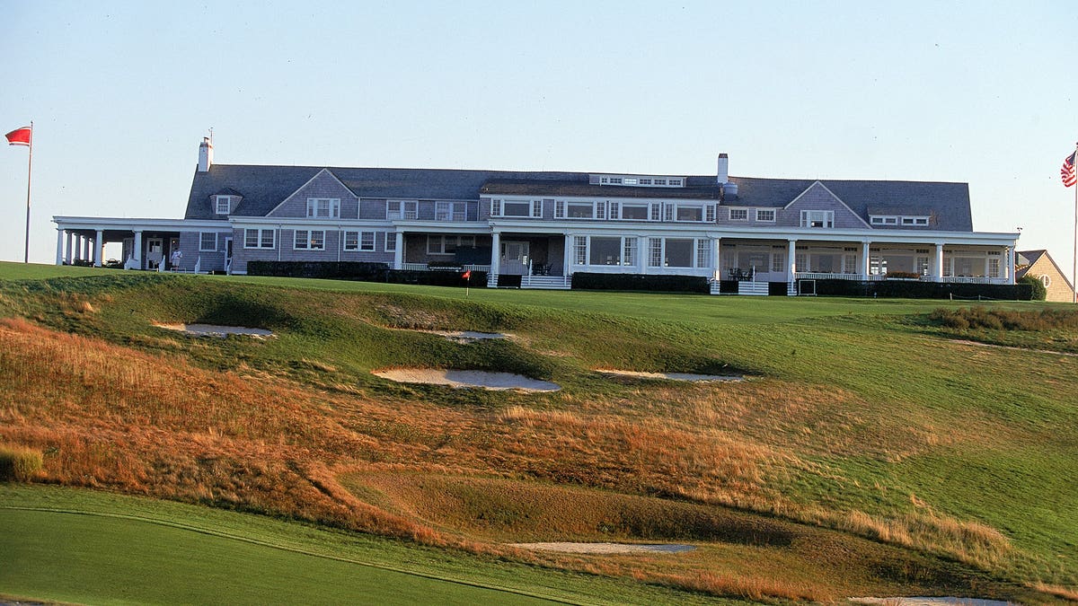 Undated: A general view of the Club House from the 9th Hole taken at Shinneock Hills Golf Course in Southampton, New York. Mandatory Credit: Simon Bruty /Allsport