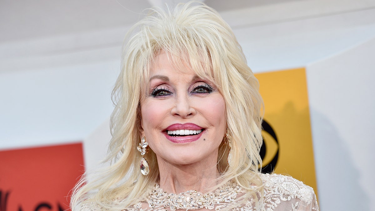 Dolly Parton sorride a un evento sul tappeto rosso