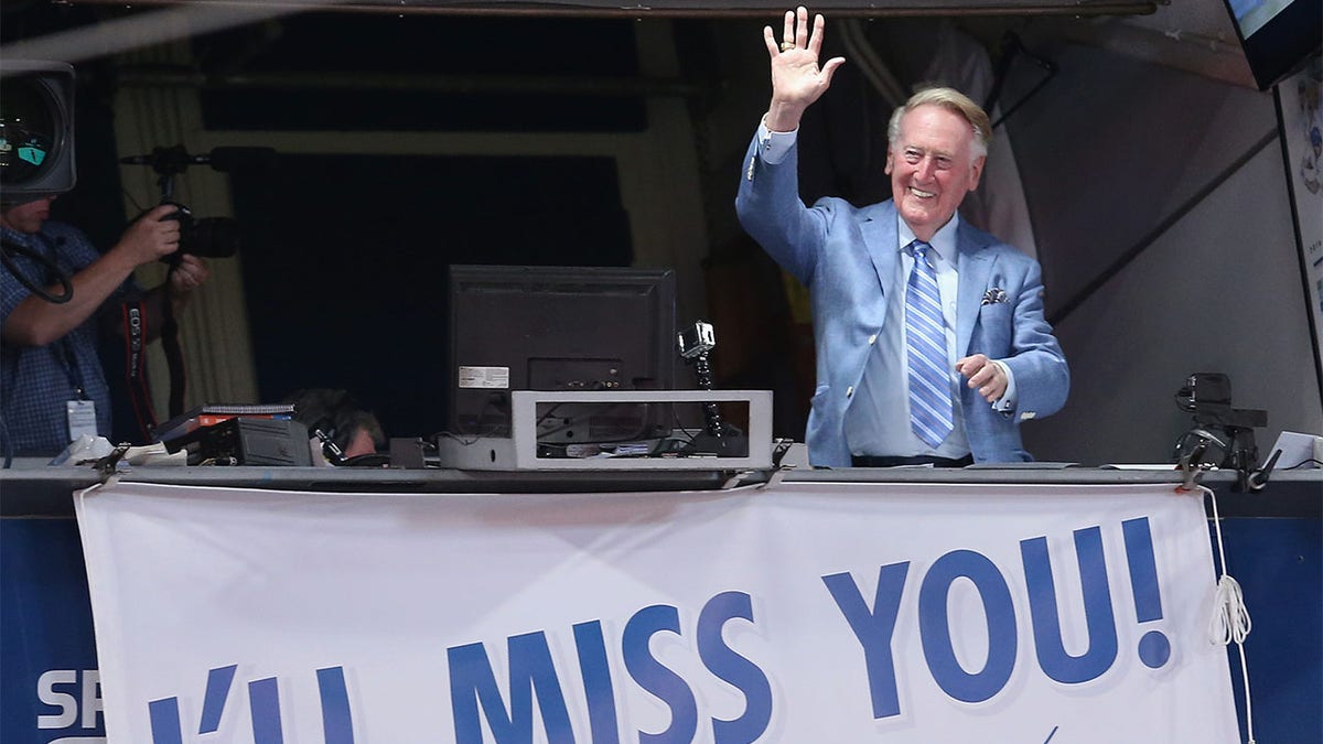 Vin Scully waves to the crowd