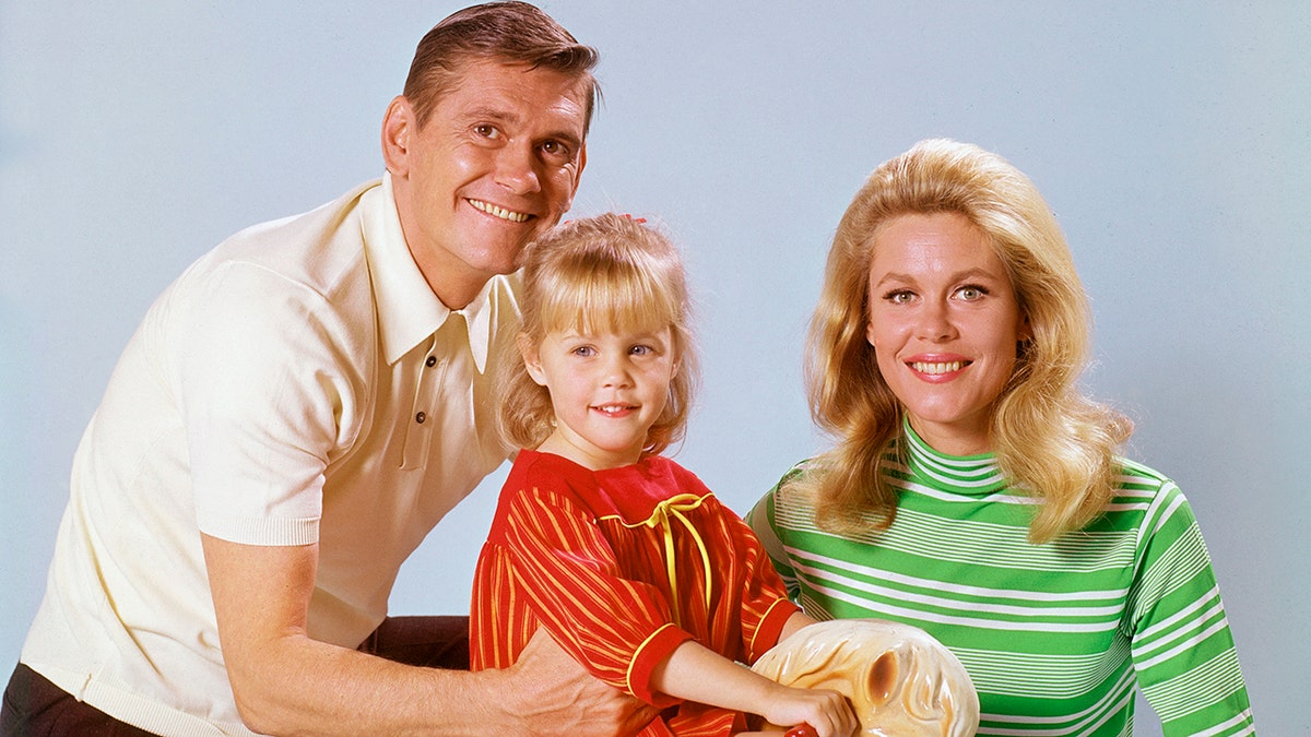 Dick York, Erin Murphy and Elizabeth Montgomery posing for a family photo