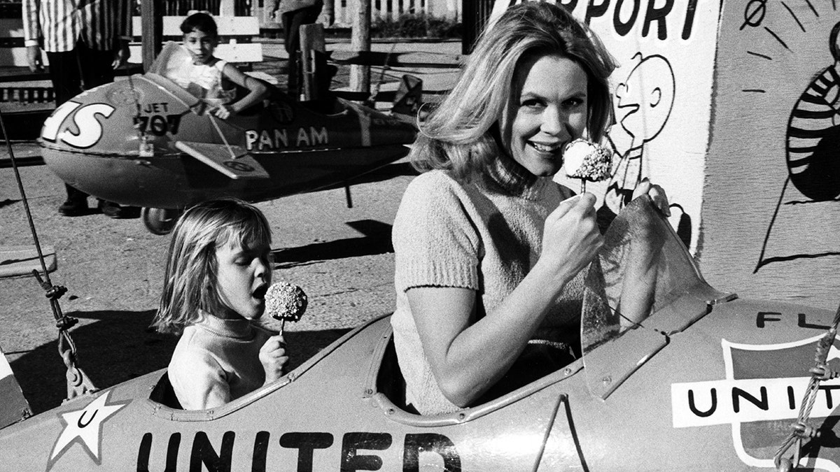 Erin Murphy and Elizabeth Montgomery eating ice cream in a black and white photo