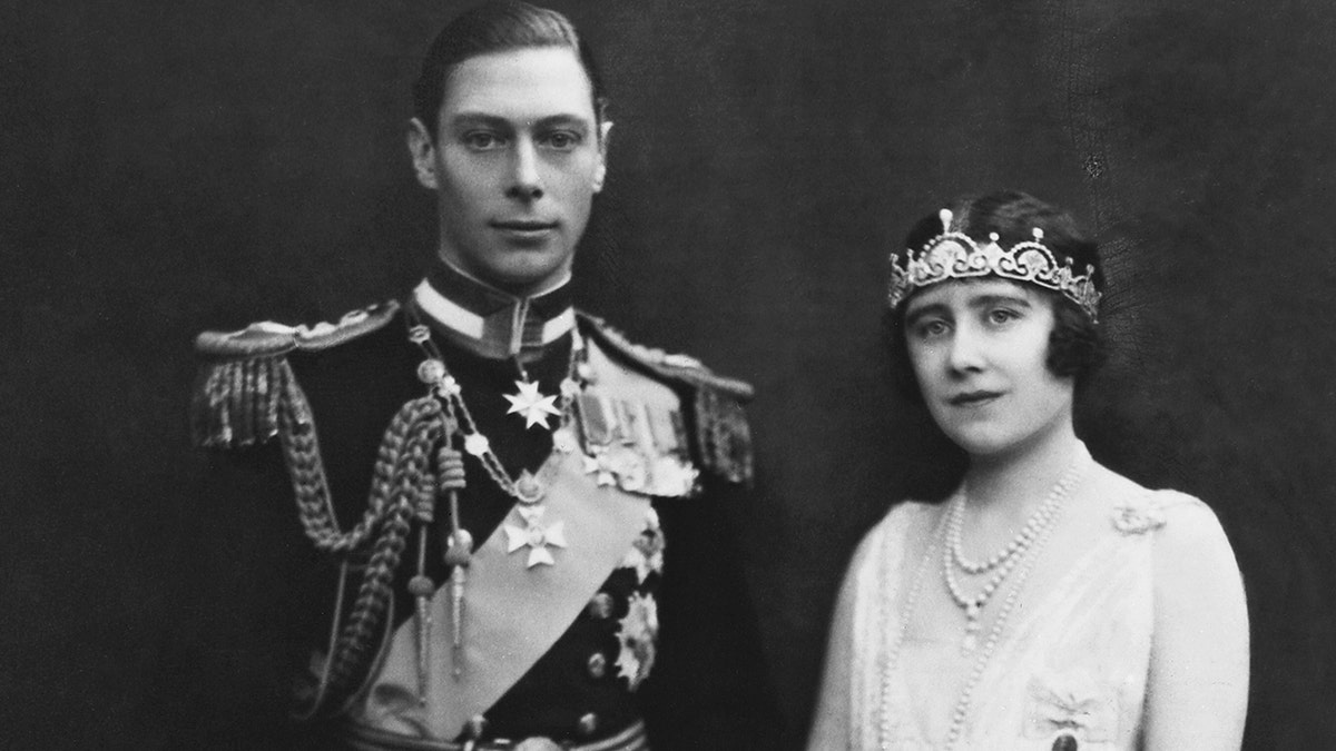 Queen Elizabeths parents wearing royal regalia as they pose for a portrait