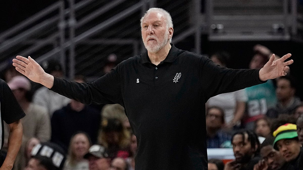 Greg Popovich signals