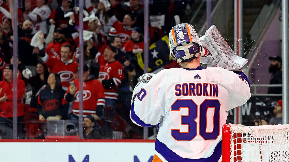 Islanders goalie gathers himself