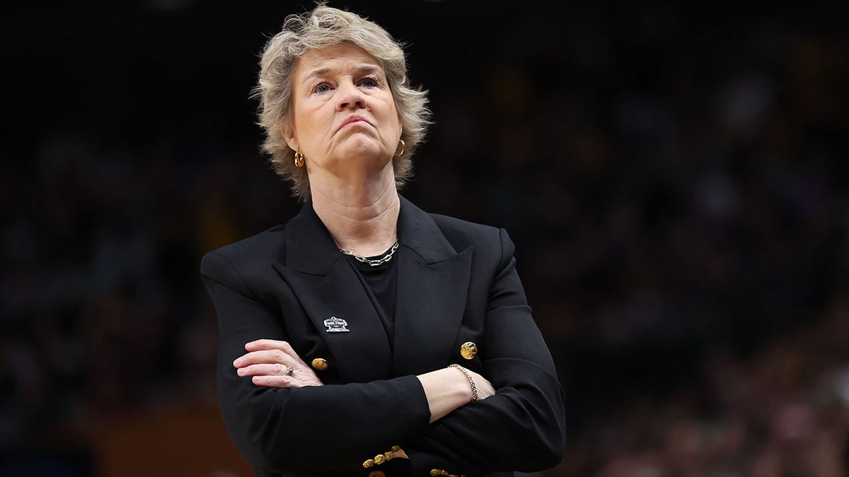Lisa Bluder of the Iowa Hawkeyes during a game