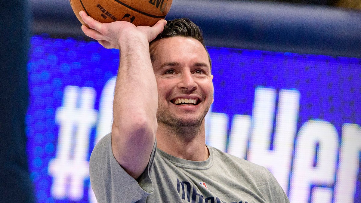 JJ Redick warms up