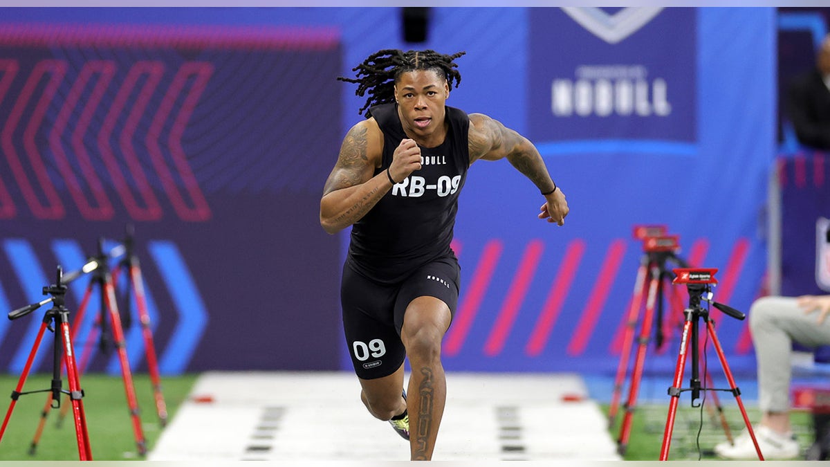 Jahmyr Gibbs runs 40-yard dash