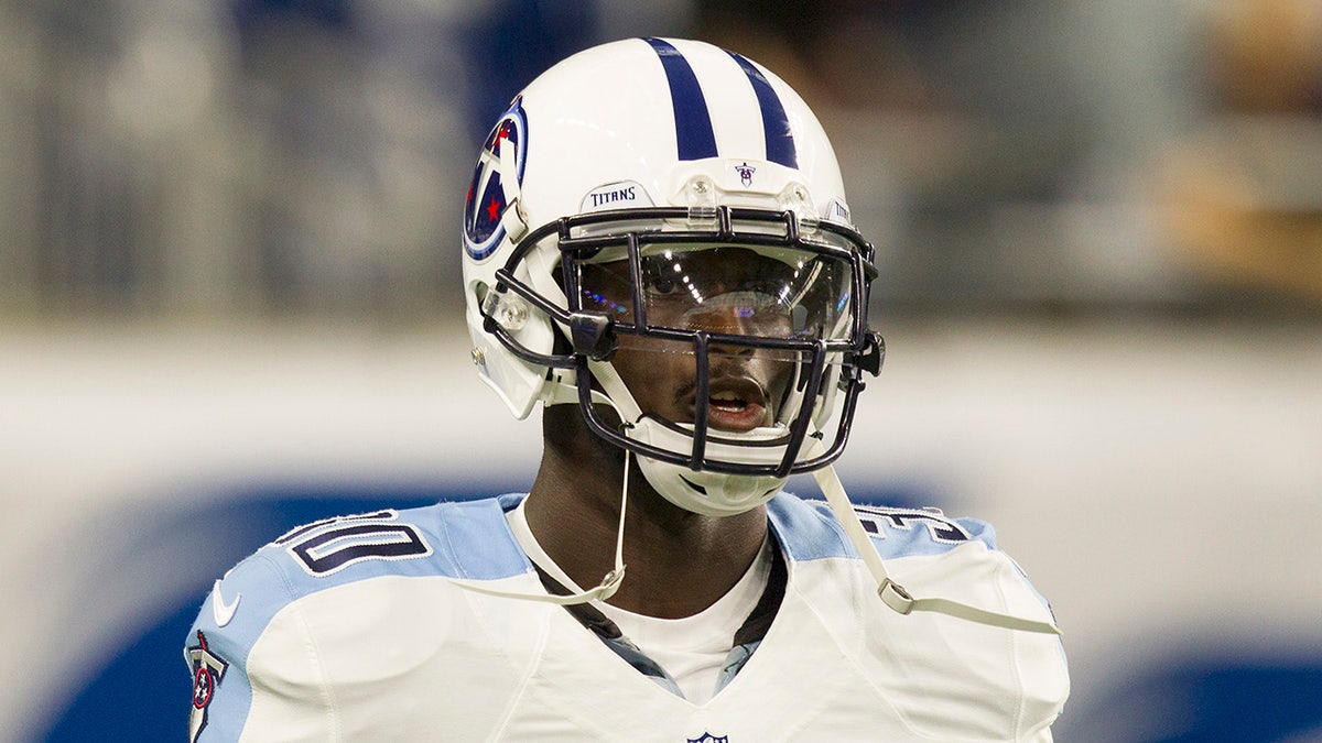 Tennessee Titans cornerback Jason McCourty during a game