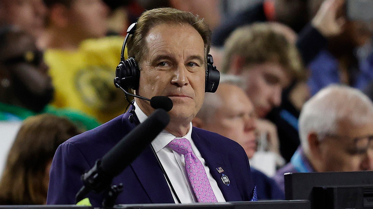 Jim Nantz calls game