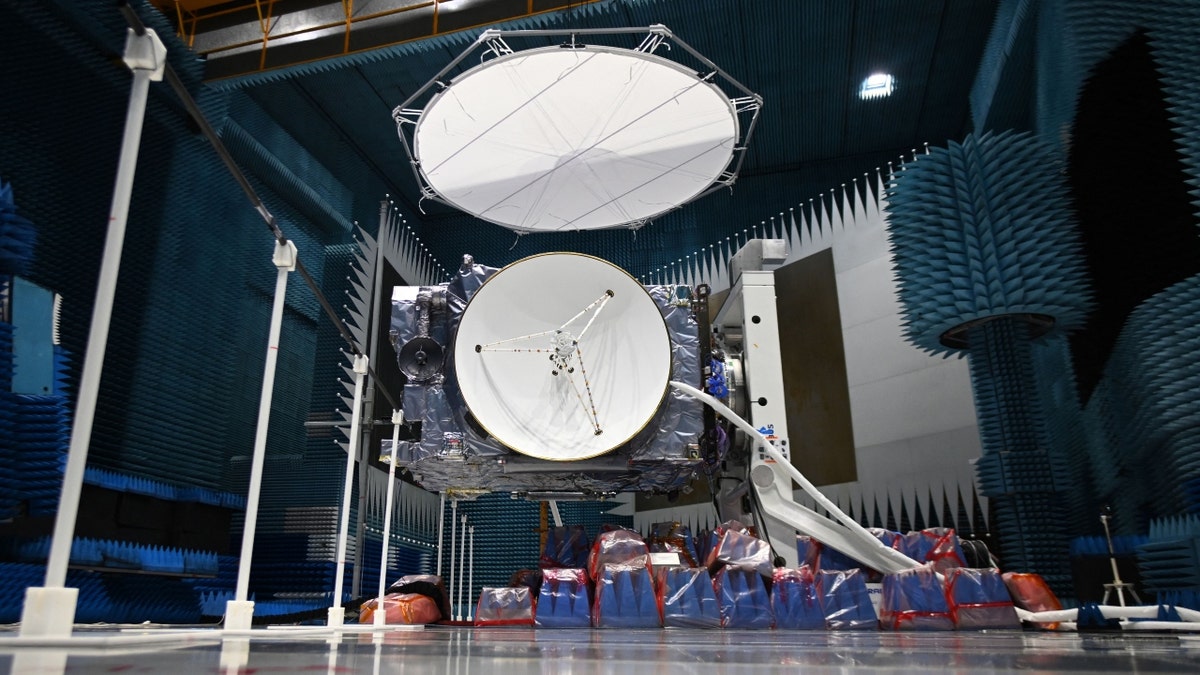 A photograph shows the European spacecraft JUICE