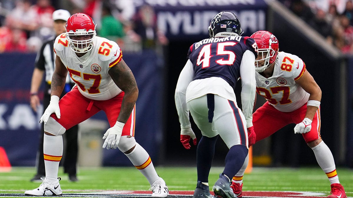 Orlando Brown and Travis Kelce get set before the football is snapped