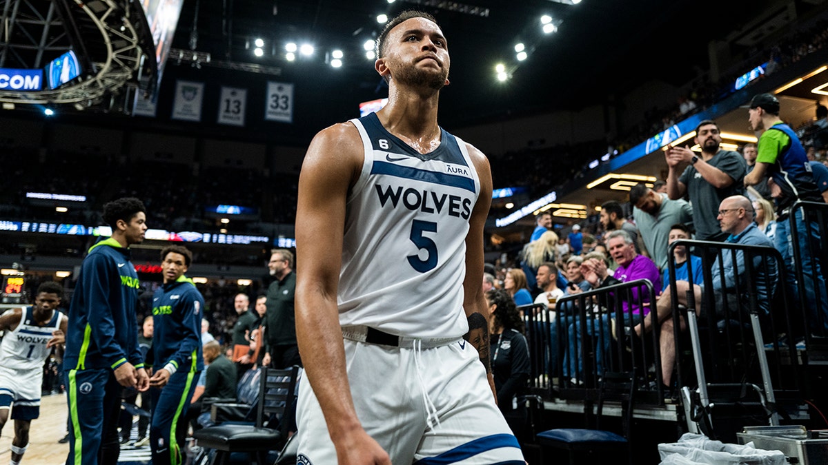 Kyle Anderson walks on court