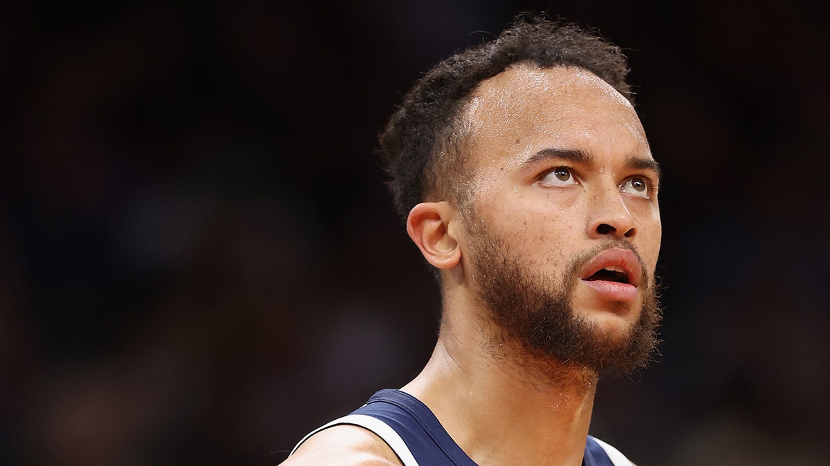 Kyle Anderson looks on court