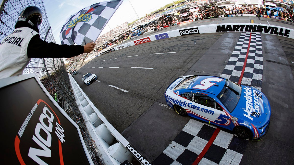 Kyle Larson Holds Off Joey Logano At Martinsville | Fox News