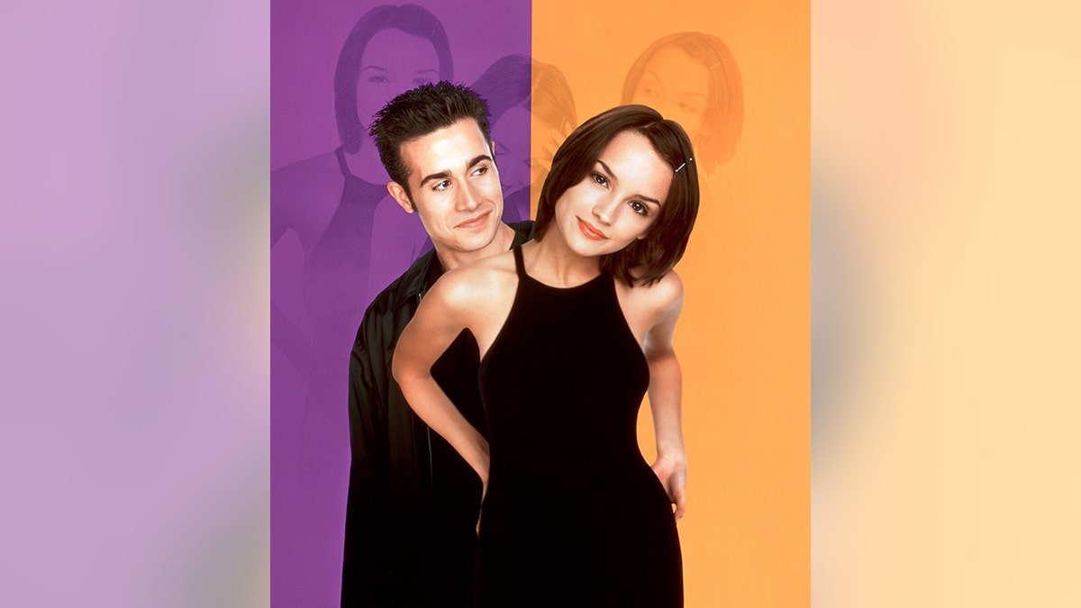 Freddie Prinze Jr. and Rachael Leigh Cook on a puprle/orange background for the movie of 'She's All That'