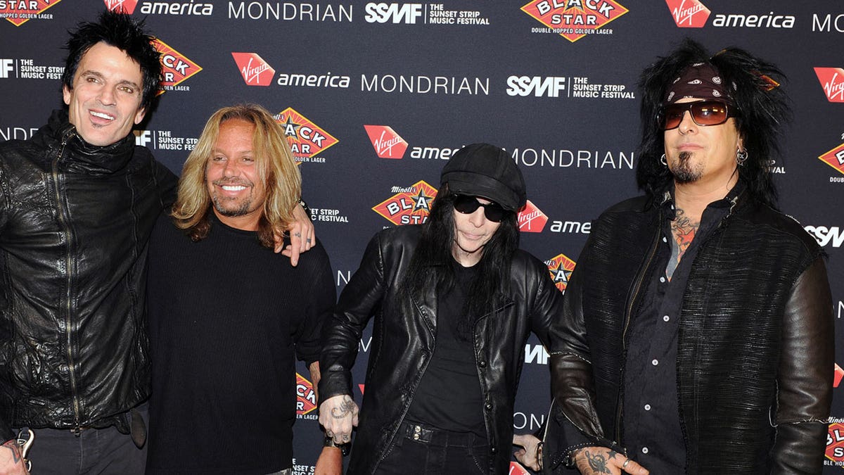 Mick Mars sues Mötley Crüe, claims he was only one playing live on