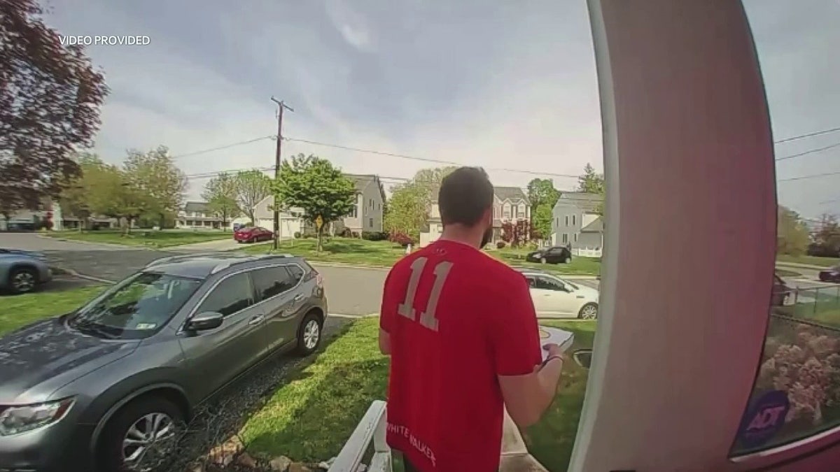 pizza delivery man watching car chase