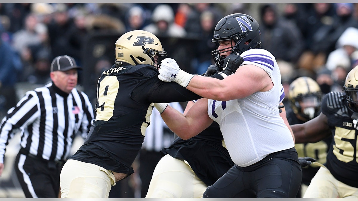 Peter Skoronski blocks pass rusher