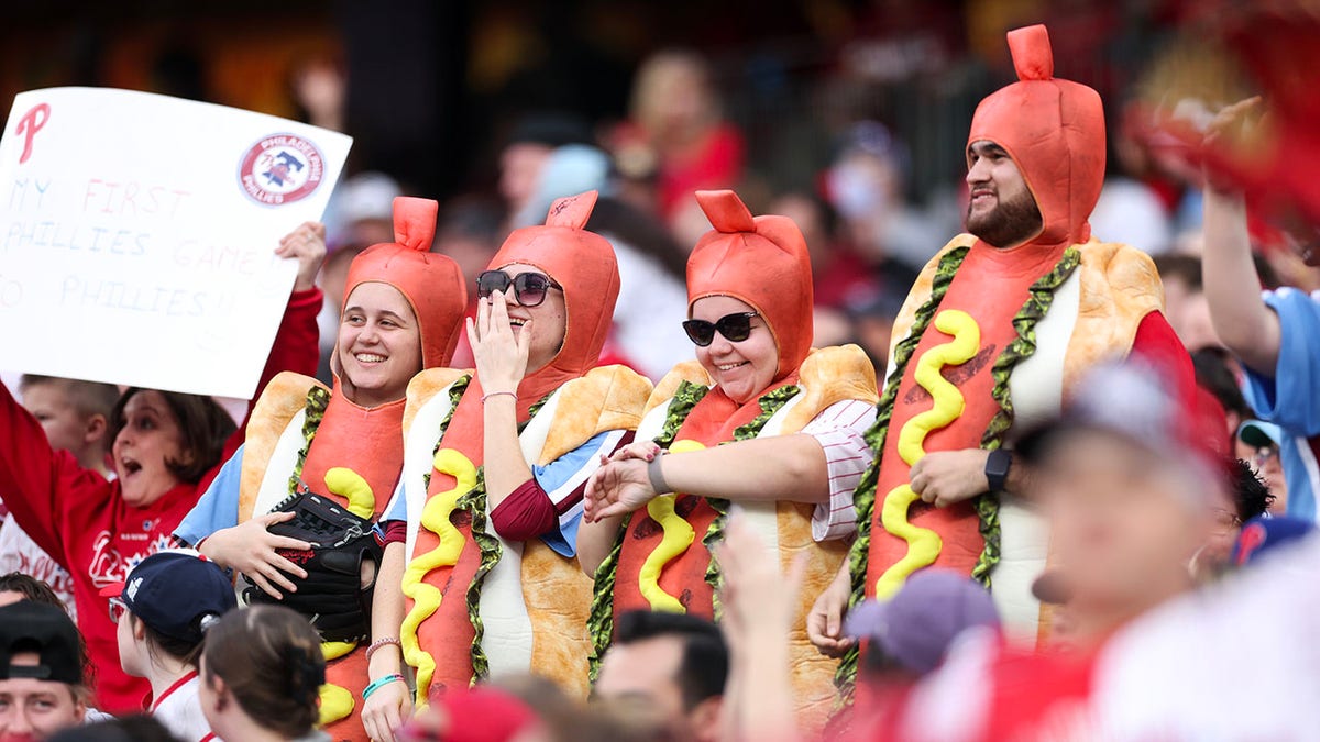 Phillies fans start stadium wide food fight on 1 hot dog night