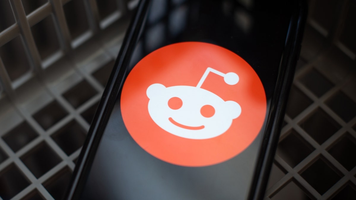 O logotipo do Reddit em um smartphone