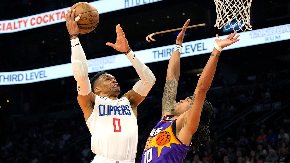 Russell Westbrook shoots over Damion Lee
