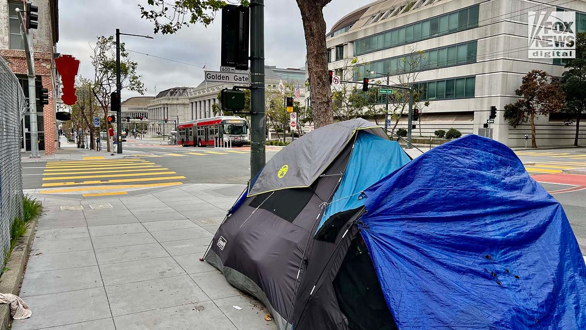 As pessoas habitam acampamentos nas ruas do Mission District de São Francisco.