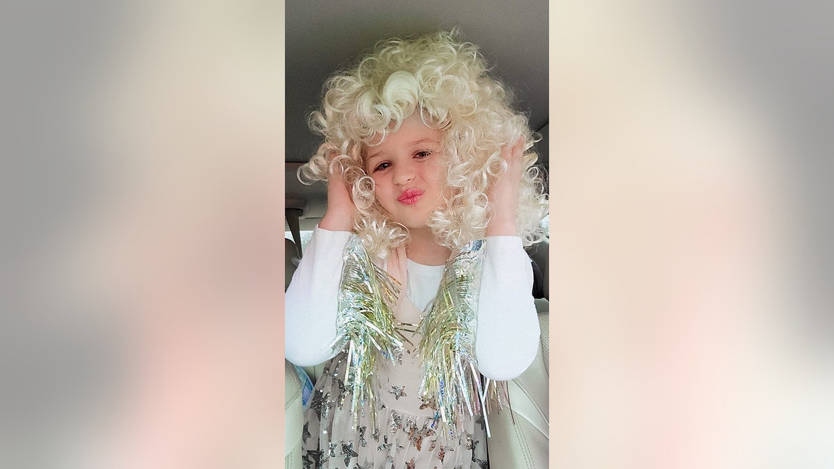 Stella as Dolly Parton