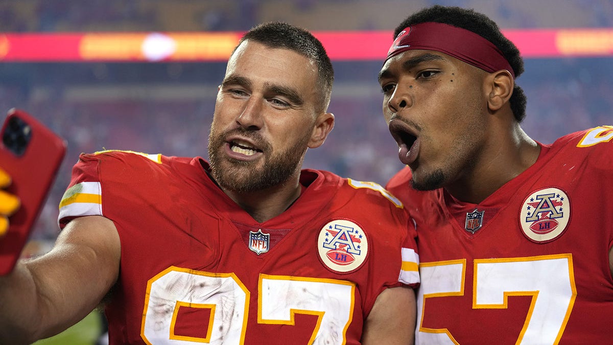 Orlando Brown and Travis Kelce take a picture