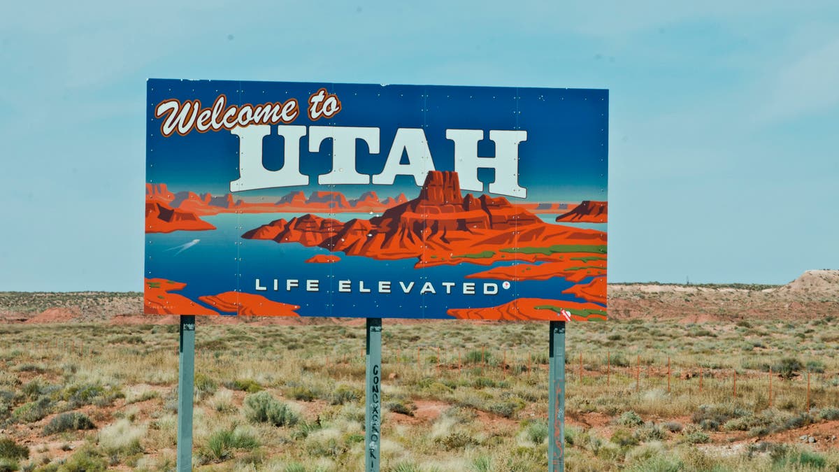 Welcome to Utah sign on Utah-Arizona border.