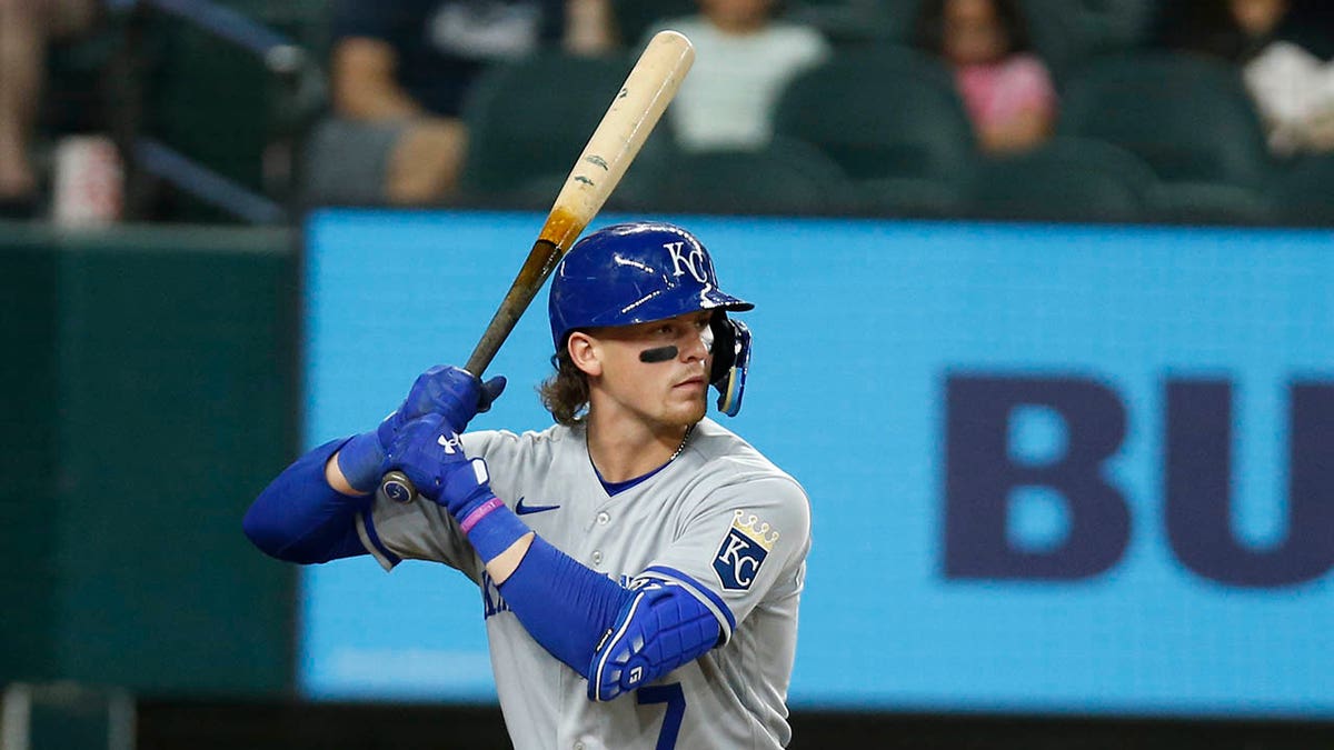 Royals’ Bobby Witt Jr Hits Foul Ball, Caught By Father | Fox News