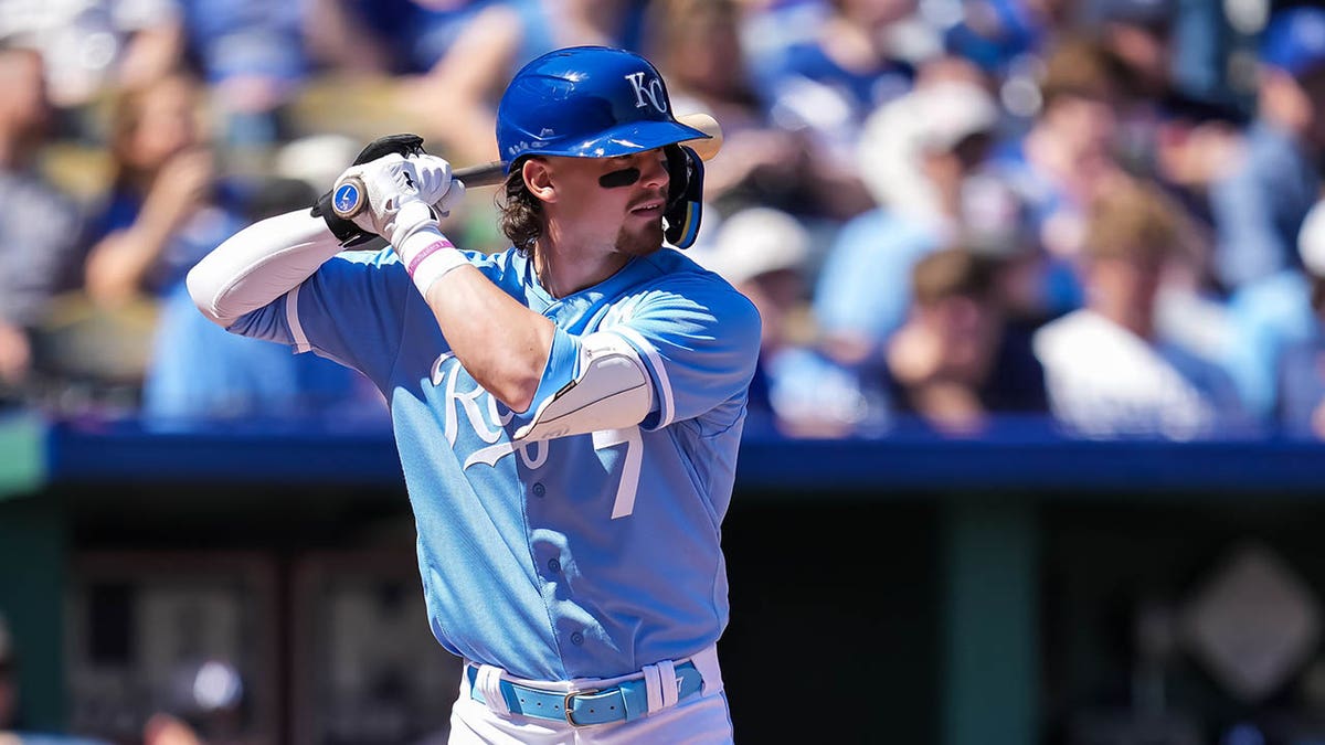 Royals’ Bobby Witt Jr Hits Foul Ball, Caught By Father | Fox News