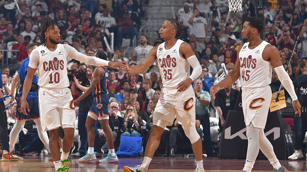 Cleveland Cavaliers high five