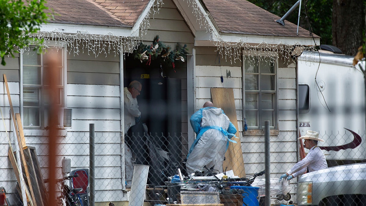 Officials investigate Cleveland, Texas, crime scene