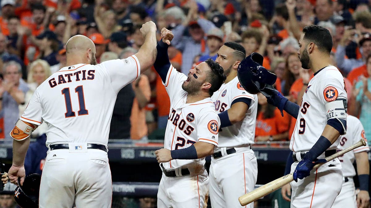 Evan Gattis with teammates