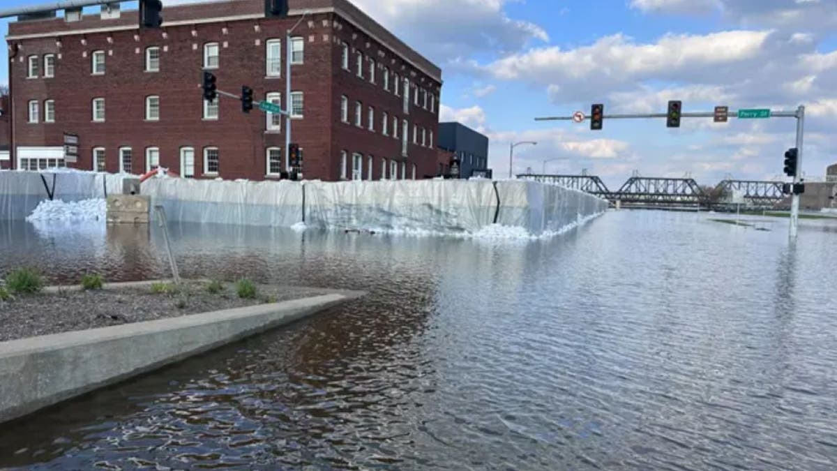 Mississippi River Snowmelt Brings Intense Flooding To Iowa, Threatens ...