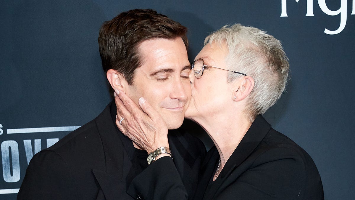 Jamie Lee Curtis kissing Jake Gyllenhaal on the cheek