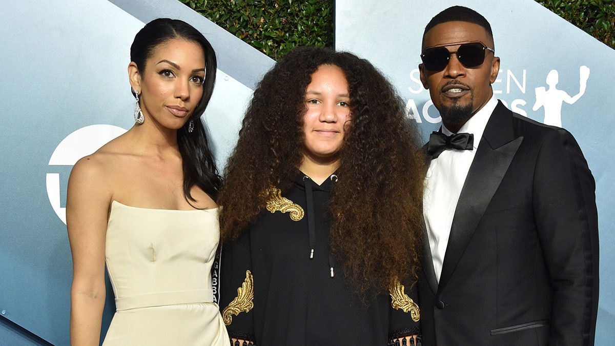 Jamie Foxx and daughters Corrine and Anelise be reddish carpet together
