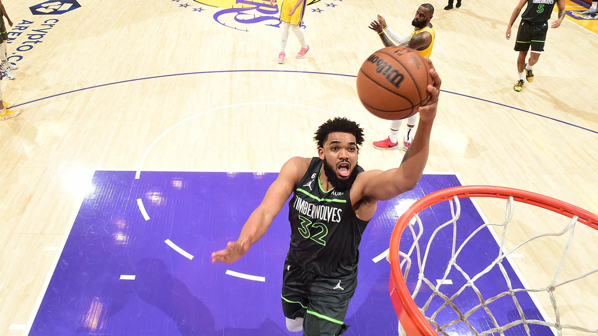 Timberwolves' Karl-Anthony Towns puts on a show, Lakers