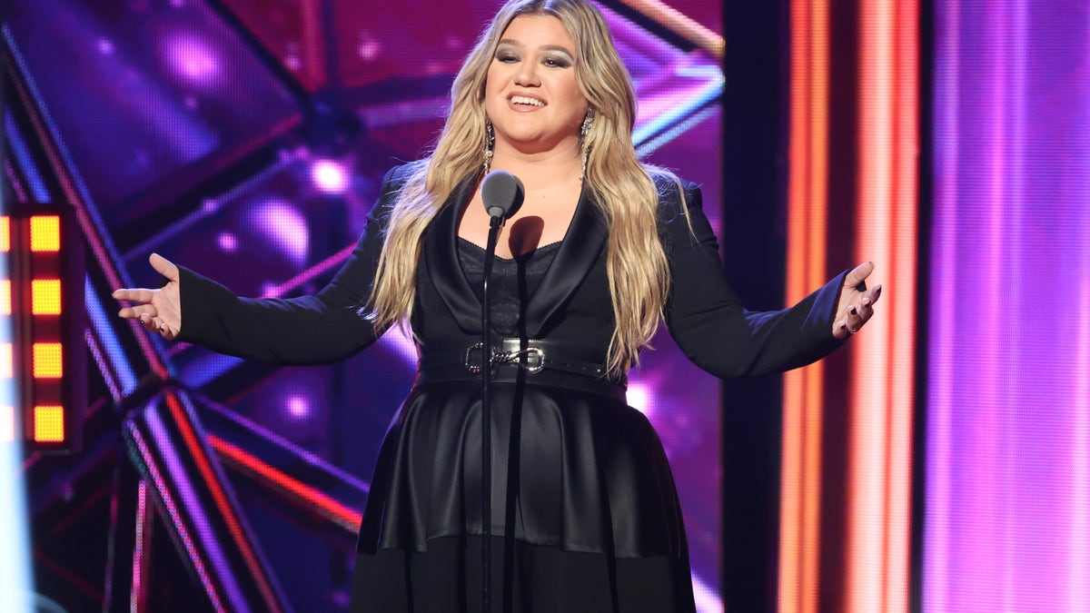 Kelly Clarkson sings on stage at the 2023 iHeartRadio Music Awards.