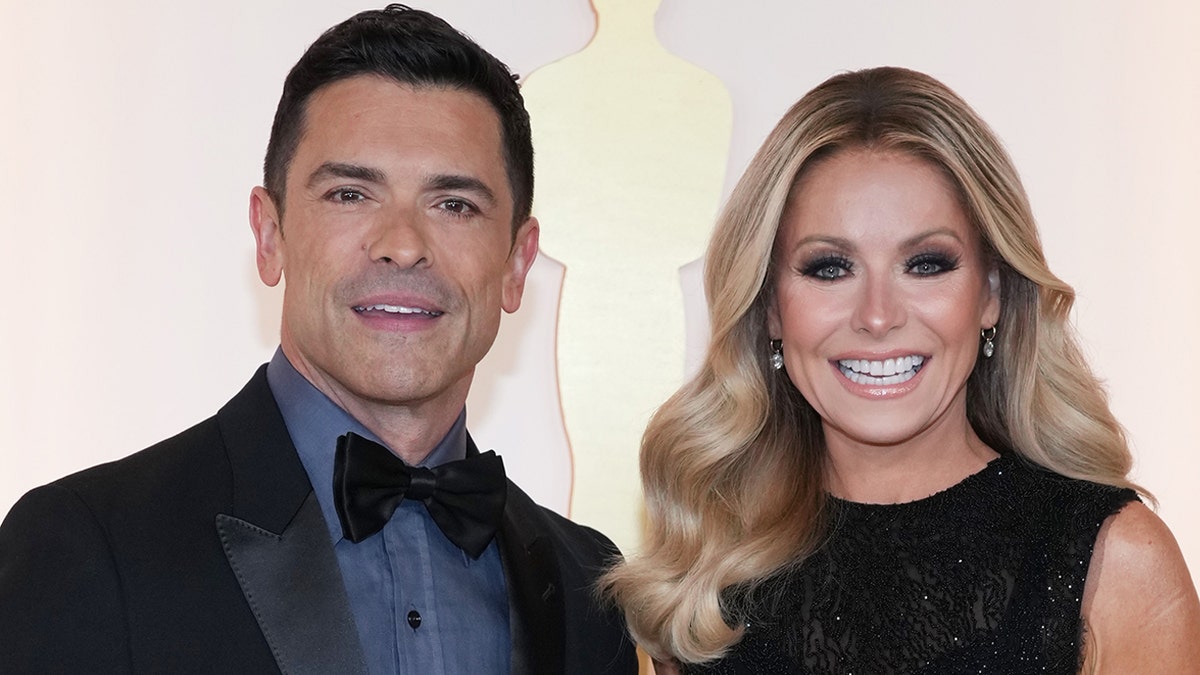 Kelly Ripa and Mark Consuelos go glam for Oscars red carpet