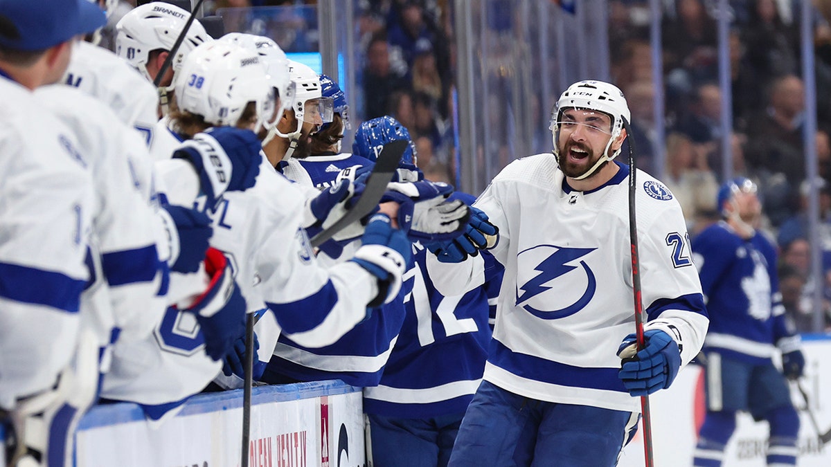 Lightning hold off Maple Leafs in Game 5 to avoid elimination