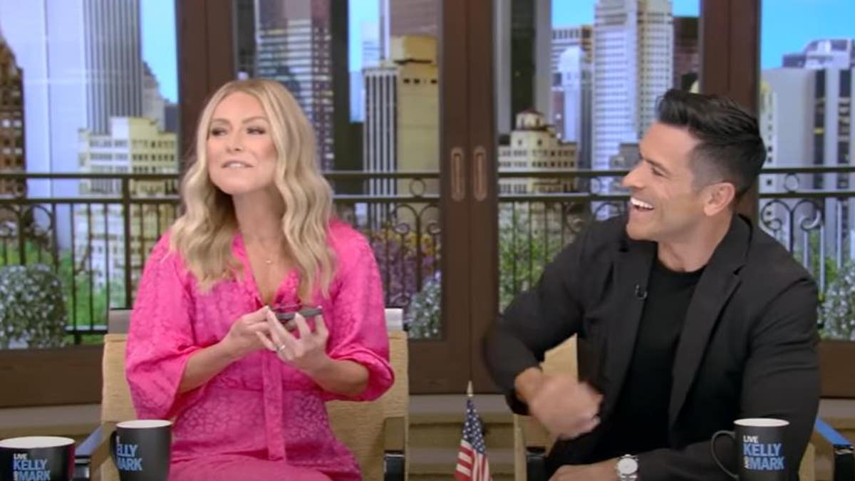 Kelly Ripa playing a recording of Mark Consuelos snoring as he laughs